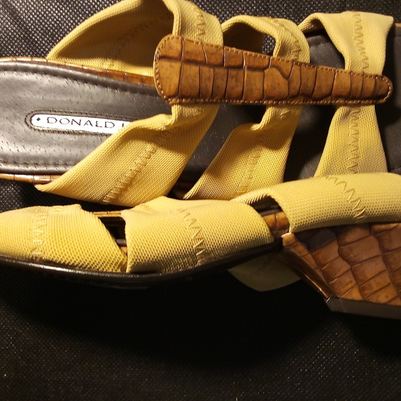 Donald J. Pliner - NWT- Open Toe Wedge, 3 Fabric Straps For Comfort, Size 7... - Picture 2 of 12
